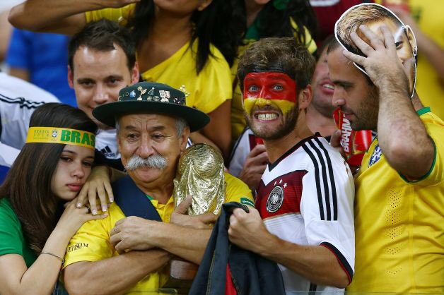 footbaIIerreact's tweet photo. When you're the only one who likes something in your squad https://t.co/rbJ8uTll6G