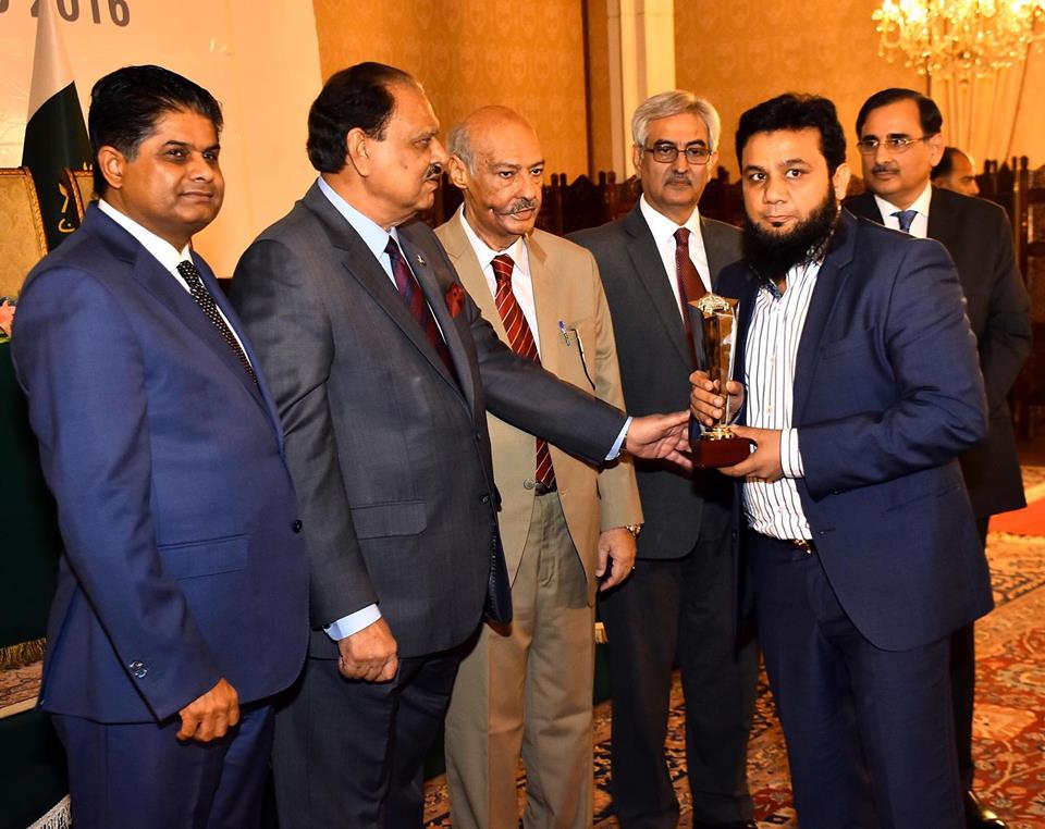 Tabassum_221's tweet photo. My son #Yasir_Anwar receiving Best Businessman of Pakistan Award-V hav 2 work for Pak @ImranKhanPTI @Shafqat_Mahmood https://t.co/147Qh706Sp