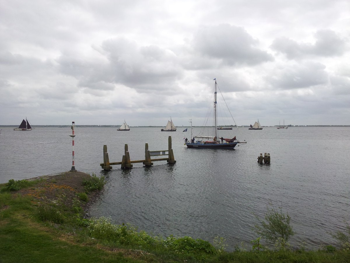 M0ederss's tweet photo. Went to #Hellevoetsluis this afternoon to watch the #ClassicShips sail the #Pinkstersail2016 race. #Holland https://t.co/IWNihcwW1m