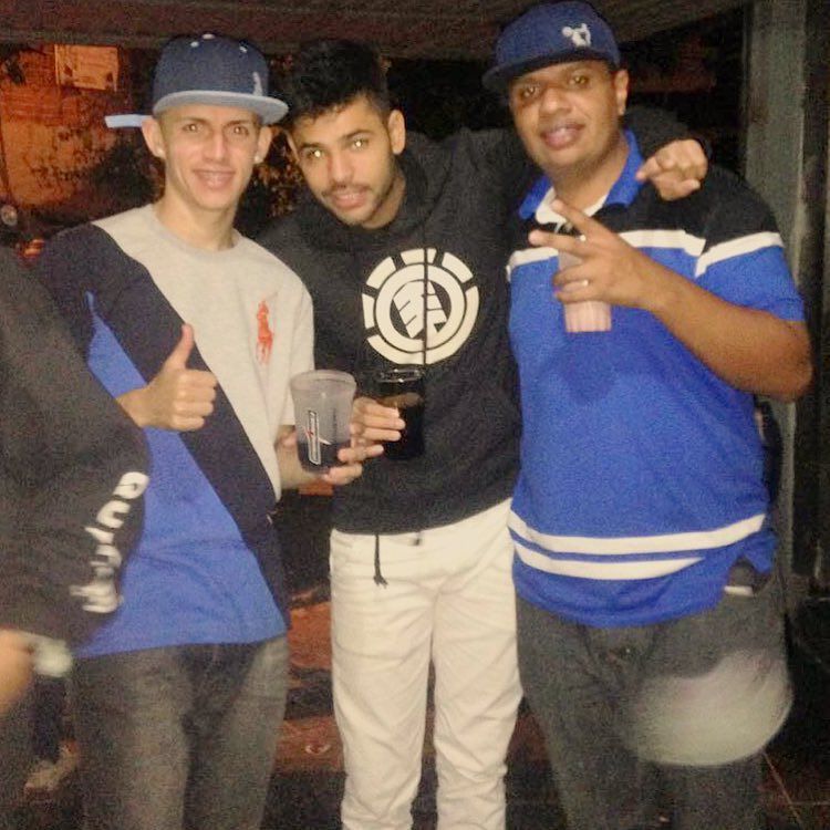 Enrqqmartine's tweet image. Eles bebem, ficam chatos, falam cuspindo, mas são verdadeiros! #30anosdeamizade #crescemos