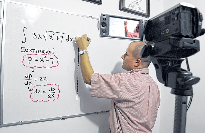 _ELBRAYAN_'s tweet photo. ¿Qué hoy es el día del maestro? El único profesor que se merece nuestra felicitación es este señor. El resto qué. https://t.co/DLvsgk5b7M