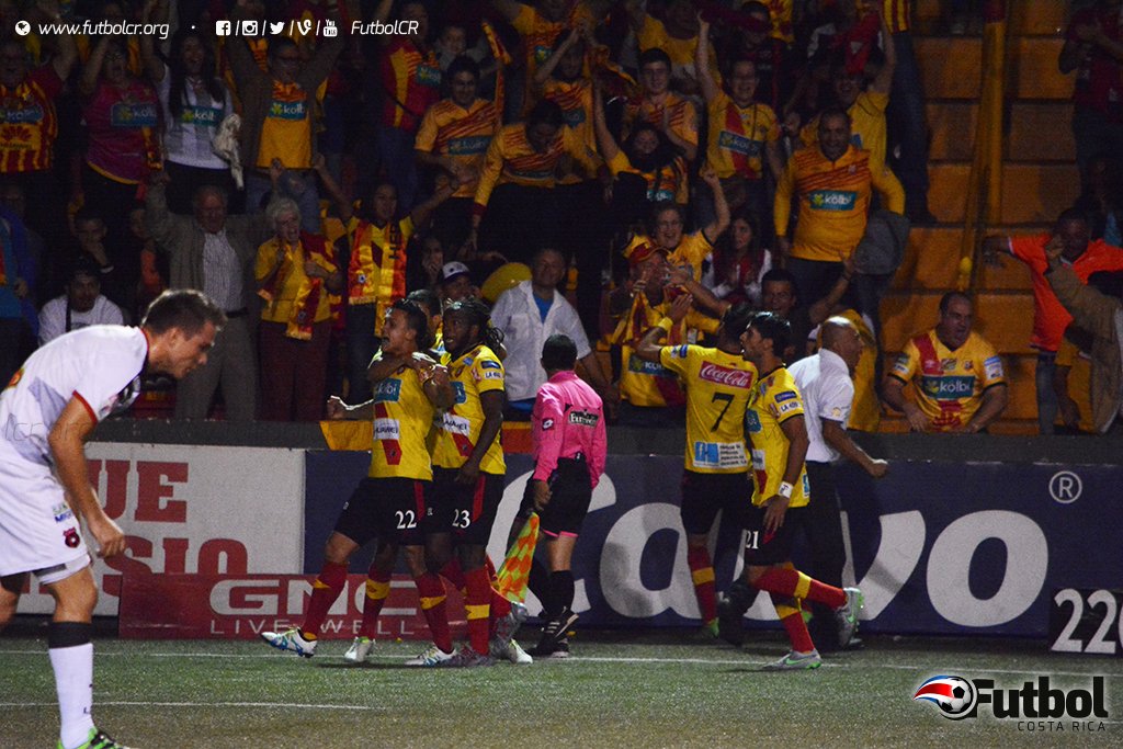 FutbolCR's tweet photo. #CSHvLDA: Medford cumplió: ¡@csherediano1921 campeón! Por @JohanRojOrt https://t.co/5psGHpbQDH #FinalCR https://t.co/Sy3I9spHgV