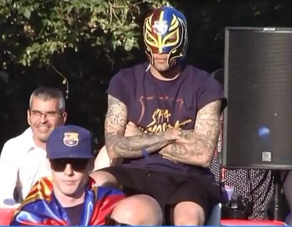 <a href="/DaniAlvesD2/">Daniel Alves</a> con máscara de lucha libre mexicana festejando título de liga  <a href="/dorianroldan/">Dorian Joaquín Roldán Peña</a> <a href="/luchalibreaaa/">Lucha Libre AAA Worldwide</a>