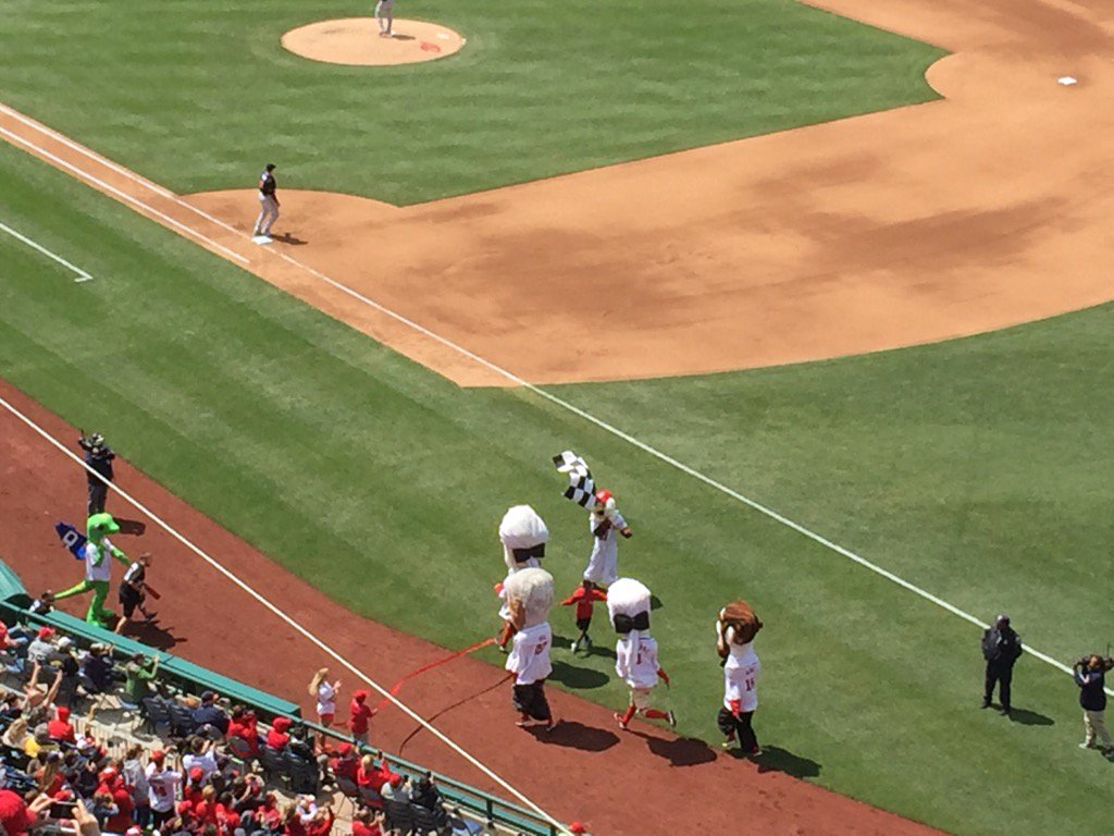 bweltens's tweet photo. #DLLNatsDay2016 Presidents race at DLL Nats Day! Oh yeah! https://t.co/4j1LE6kXko
