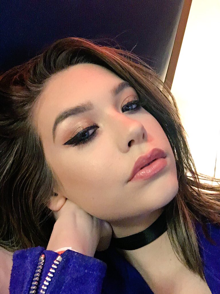 SParoisse's tweet photo. #TeenChoice #ChoiceFemaleWebStar #MakeUpByMandy24 https://t.co/Q1vqNc18wt