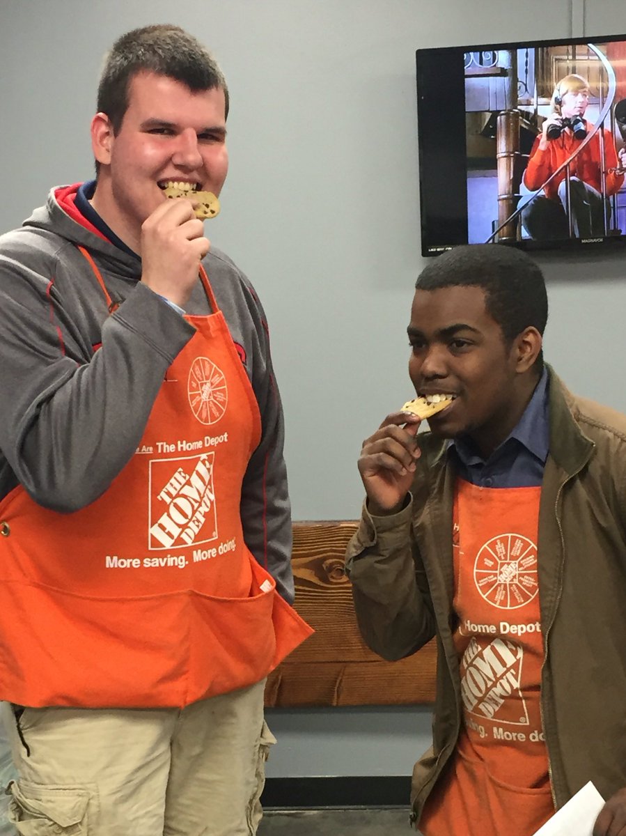 KleistLiz's tweet photo. #MWMAY2016 celebrating National Chocolate Chip Cookie @GuarinoSarah @JuanitaQ1 https://t.co/SDLwsbHIaM