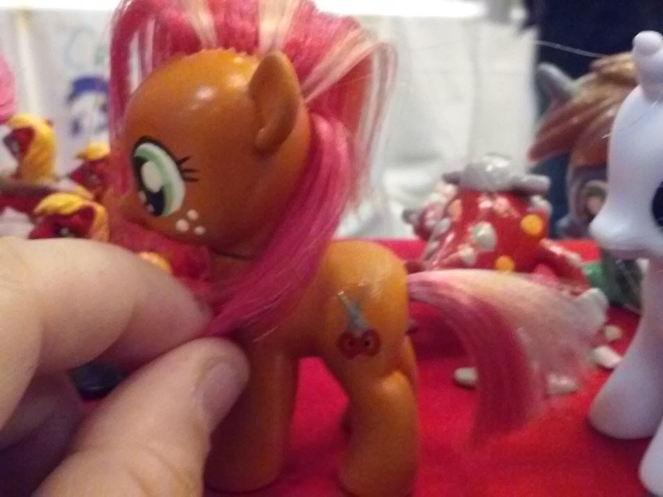 PrincessGryph's tweet photo. I <3 return customers! Lady got this @EverfreeNW last year and brought it back today to have the cutie mark added :3 https://t.co/lI3bNlG4p4