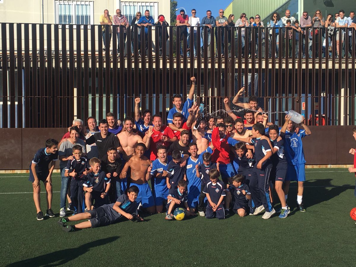 anleeks9's tweet photo. Lo vivido hoy no esta pagado ... Increíble #cdgenova #nohayquerendirse #mueroporesteequipo #aporliguilla https://t.co/rD2XbWBM4B