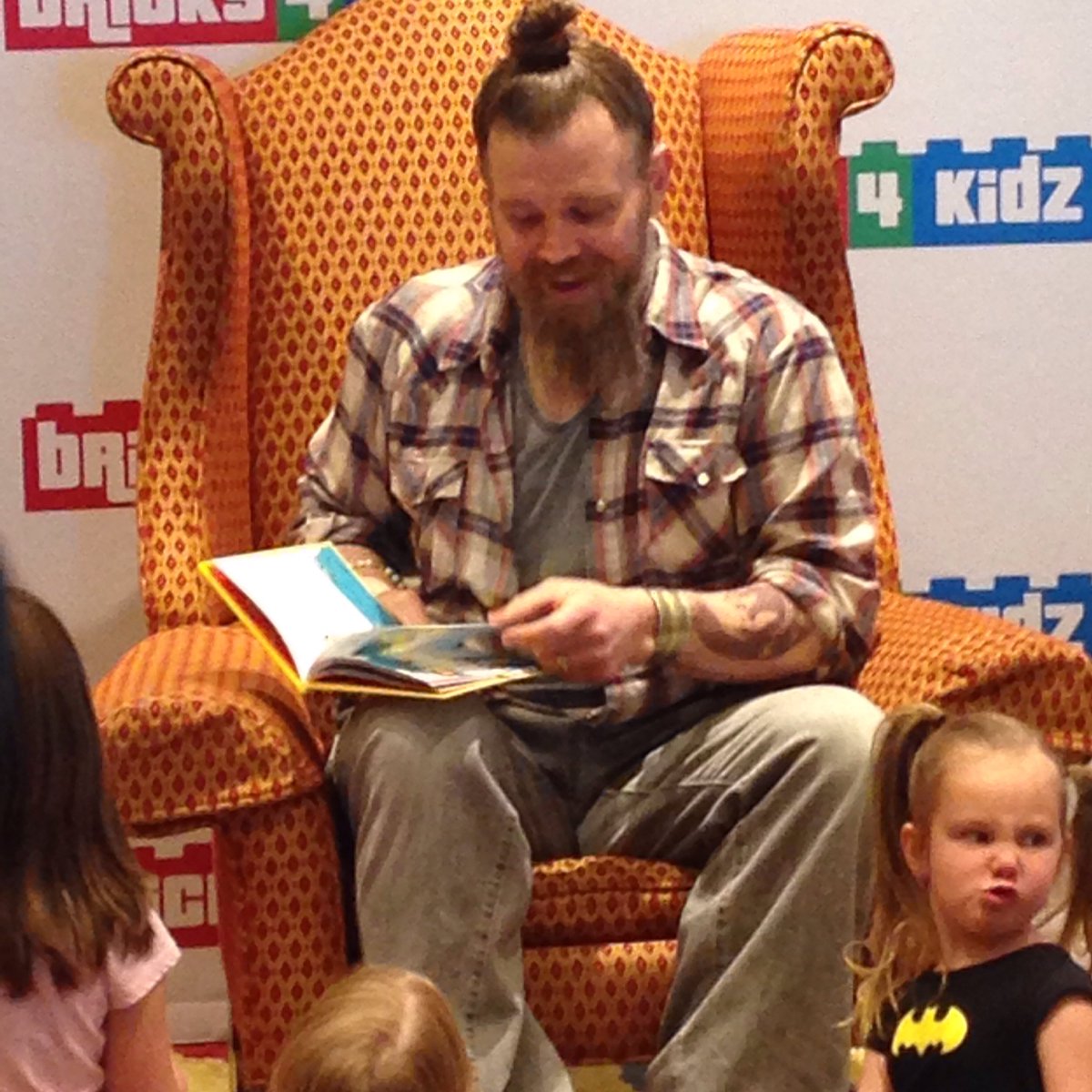 ImpudentJezebel's tweet photo. @RamboDonkeyKong reads #drseuss @CheyComicCon @TheLoftCCG #cheyennecomicon https://t.co/PadT26gePh