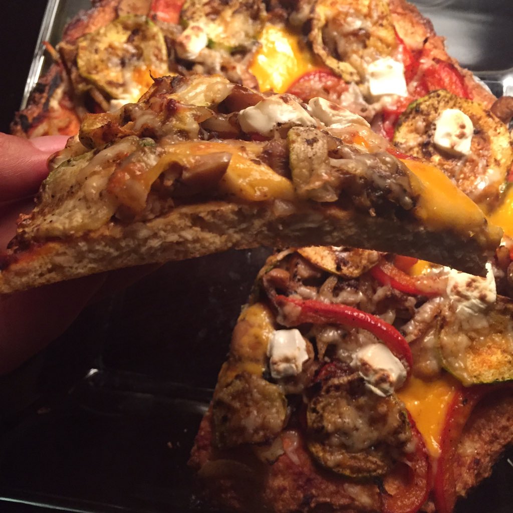 FyLiveMx's tweet photo. #Pizza #healthy baja en grasa con base pollo quien dijo #pizza???
#salud #mexico #healthy #fylive #healthyrecipies https://t.co/Jz5WqZyuiS