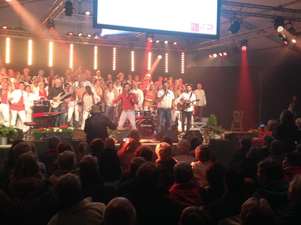 zendingsfeest's tweet photo. Shout to the north and south, Jezus is Saviour to all! Weer een geweldig concert met Martin Brand in Veenklooster. https://t.co/9tGBppgVkO