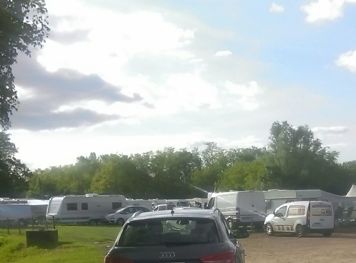 jerome_buisson's tweet photo. 100 caravanes sur le stade de foot #Replonges. Inacceptable car la ComCom à dépensé 50000€ terrain prévu pour cela https://t.co/2PLXu8yR5r
