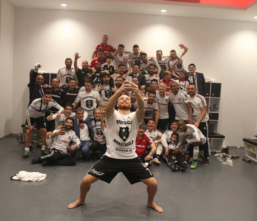 tekindagtekin's tweet photo. Bir Galatasaraylı olarak Beşiktaşlı arkadaşlarımı kutluyorum da bu nasıl bir Selfie çekmektir amk #Besiktas https://t.co/T9nmaenofI