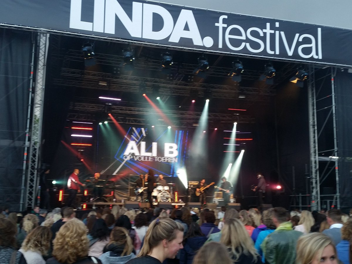 marikevdleeden's tweet photo. Feestje met @AliBouali #lindafestival2016 https://t.co/17qy6lS6KG