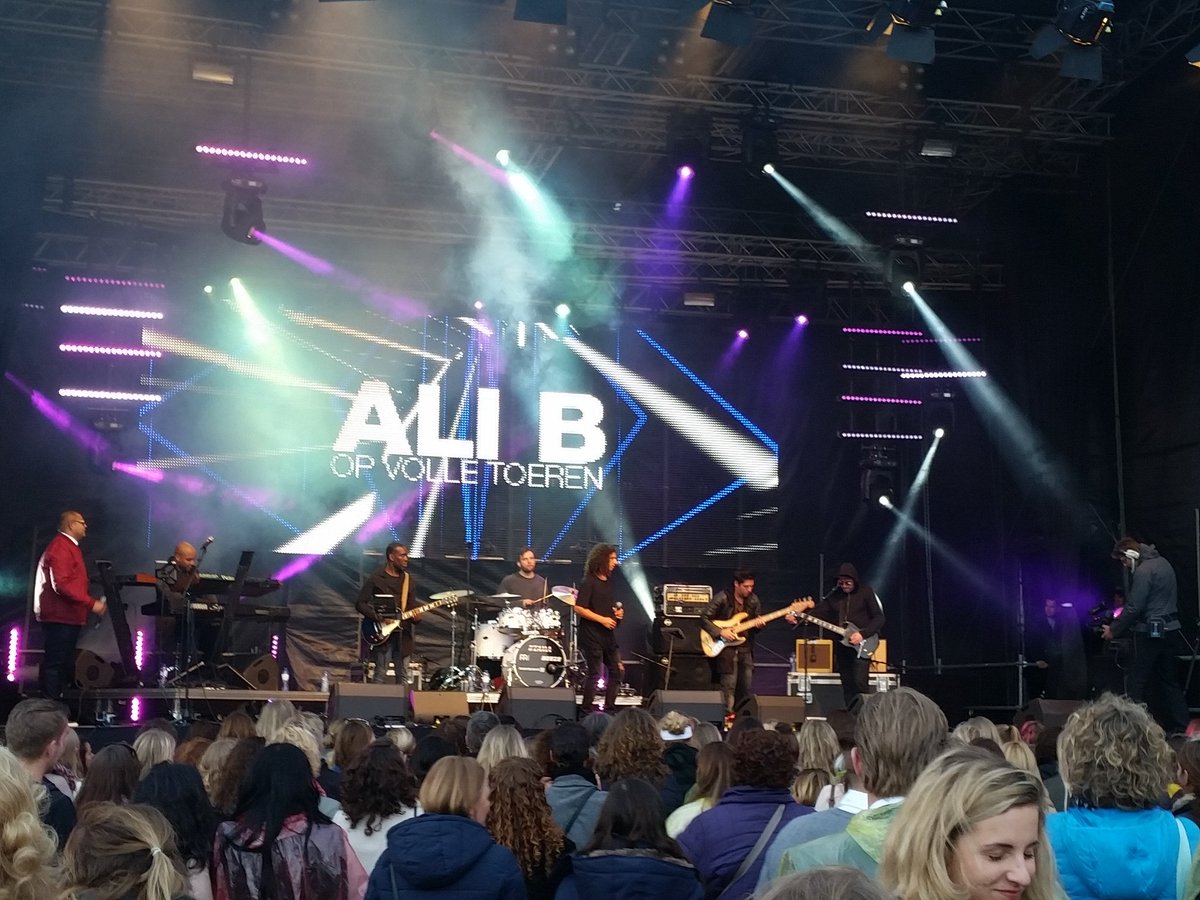 marikevdleeden's tweet photo. Feestje met @AliBouali #lindafestival2016 https://t.co/17qy6lS6KG
