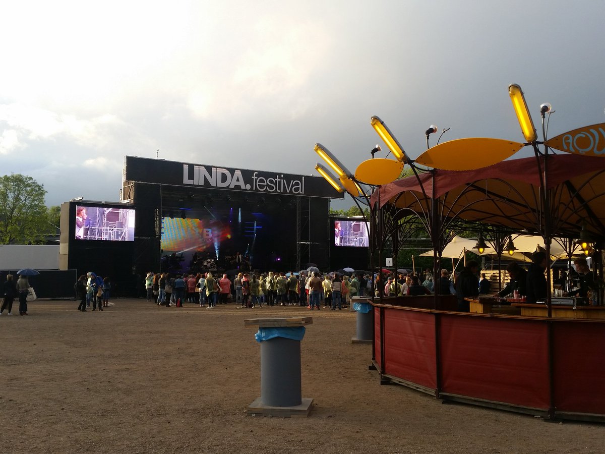 marikevdleeden's tweet photo. Feestje met @AliBouali #lindafestival2016 https://t.co/17qy6lS6KG