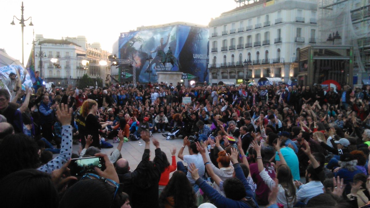 ManuRodriguezCC's tweet photo. La gente vuelve a hablar en las plazas. #15may #asambleasol https://t.co/q5bZ1KIy5I