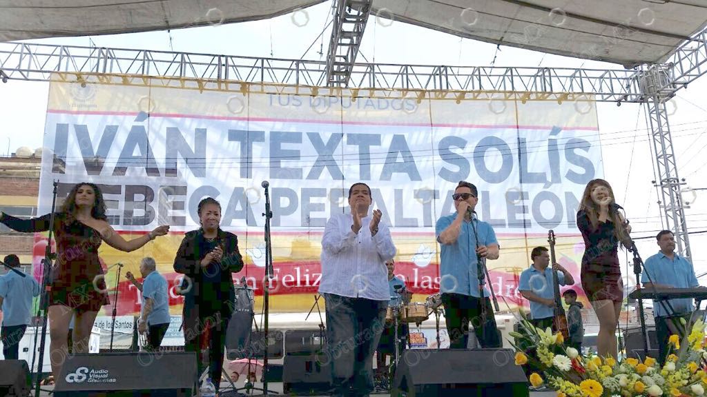 ObturadorMX_'s tweet photo. El diputado @ivan_texta del @PRD_CDMX  celebró en la explanada de la @Del_Iztapalapa  el #DiaDeLasMadres #OBTMX https://t.co/gXGNwjBCM3