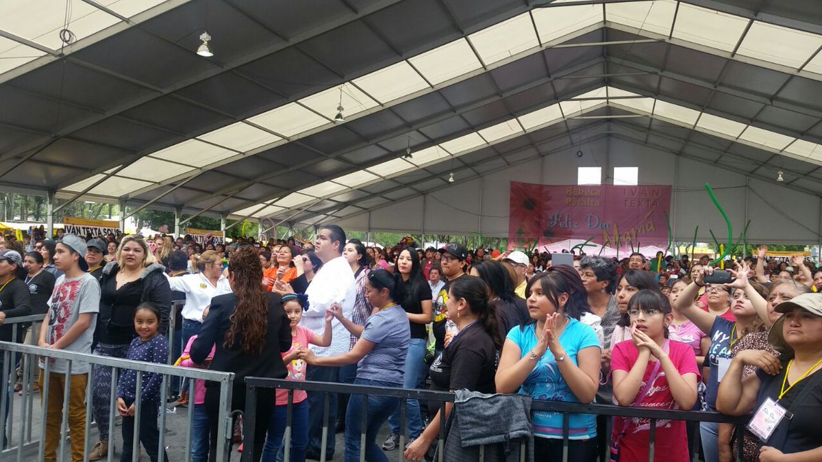ObturadorMX_'s tweet photo. El diputado @ivan_texta del @PRD_CDMX  celebró en la explanada de la @Del_Iztapalapa  el #DiaDeLasMadres #OBTMX https://t.co/gXGNwjBCM3