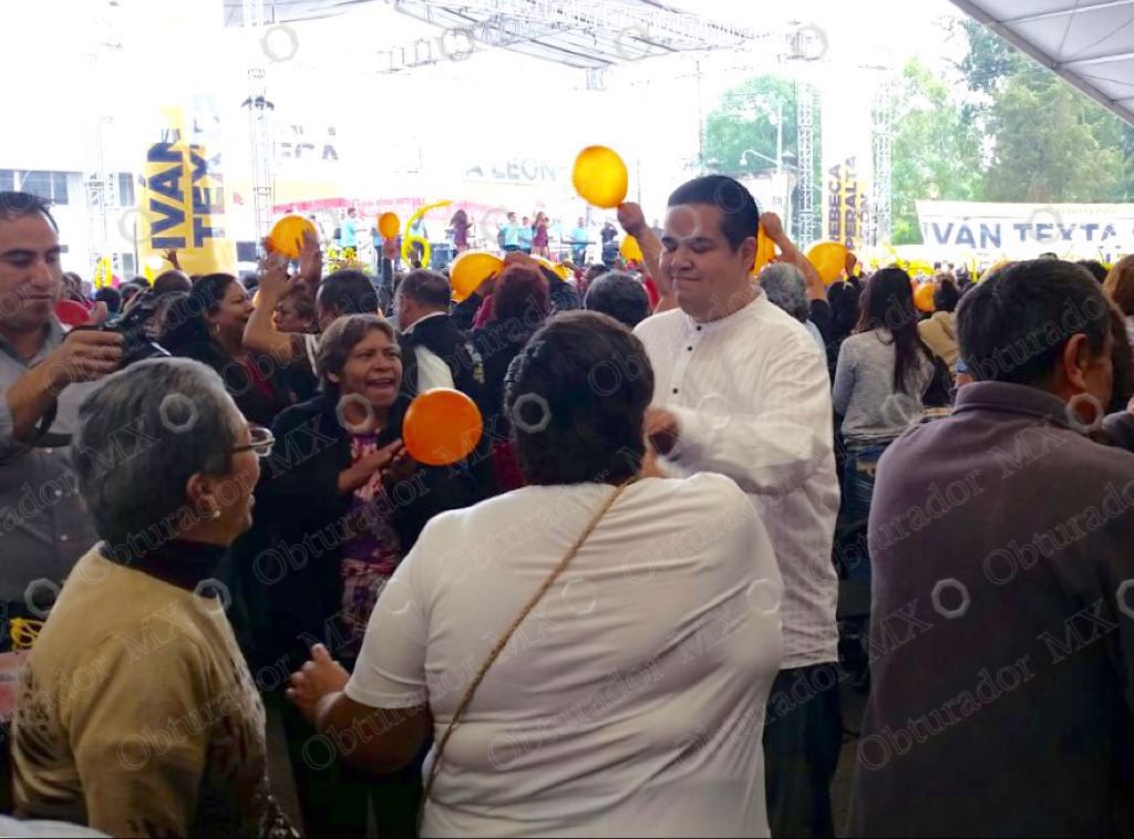 ObturadorMX_'s tweet photo. El diputado @ivan_texta del @PRD_CDMX  celebró en la explanada de la @Del_Iztapalapa  el #DiaDeLasMadres #OBTMX https://t.co/gXGNwjBCM3