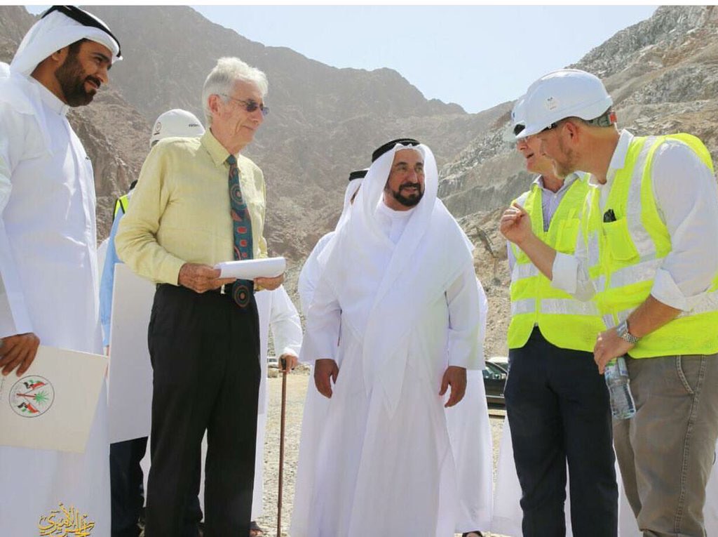ها هو حاكم الشارقة يتابع بنفسه المشاريع وهي رسالة بان على المسؤول ان يتابع العمل في الموقع  .. هو مدرسة نتعلم منها