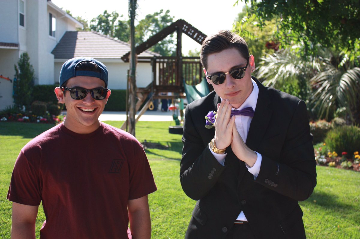 riley_rathstone's tweet photo. dapper boi #promswag https://t.co/LoHtRqHQiw