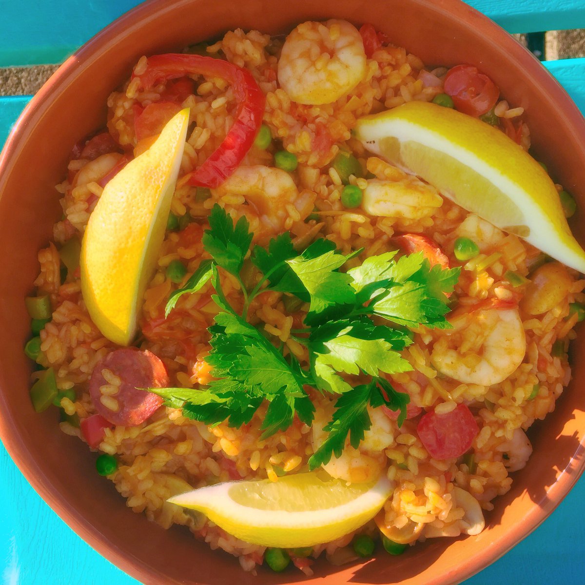 hardybaker_3's tweet photo. Paella on a sunny Sunday! With zero chance of rain 🇪🇸 #paella #hardybaker #summereating https://t.co/eadFD6lSmh
