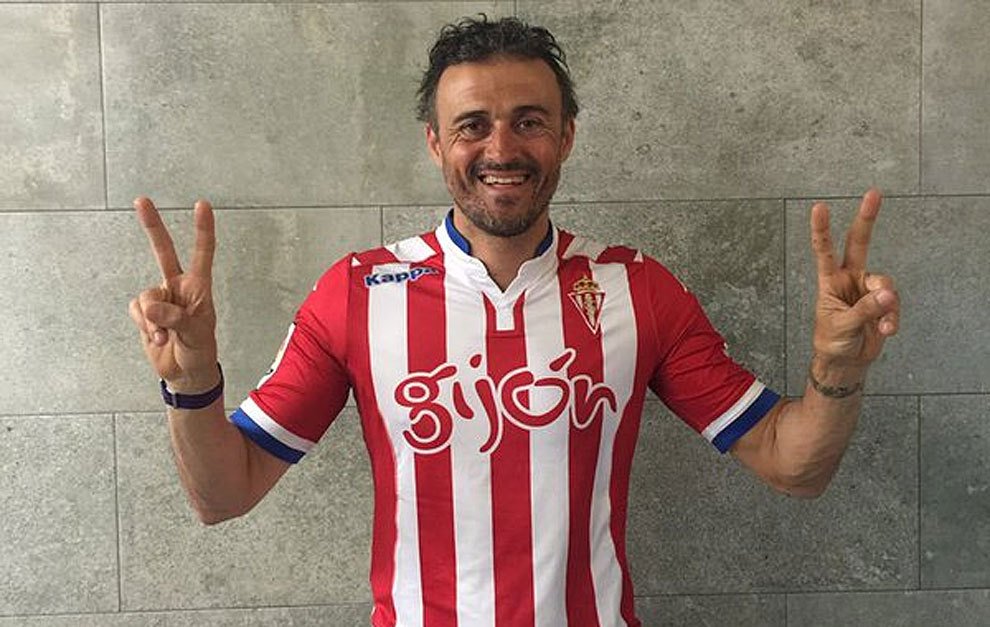 marca's tweet photo. Luis Enrique se enfunda la camiseta del Sporting para celebrar su permanencia https://t.co/iI0FUv2XJN https://t.co/o0KF7URTf0