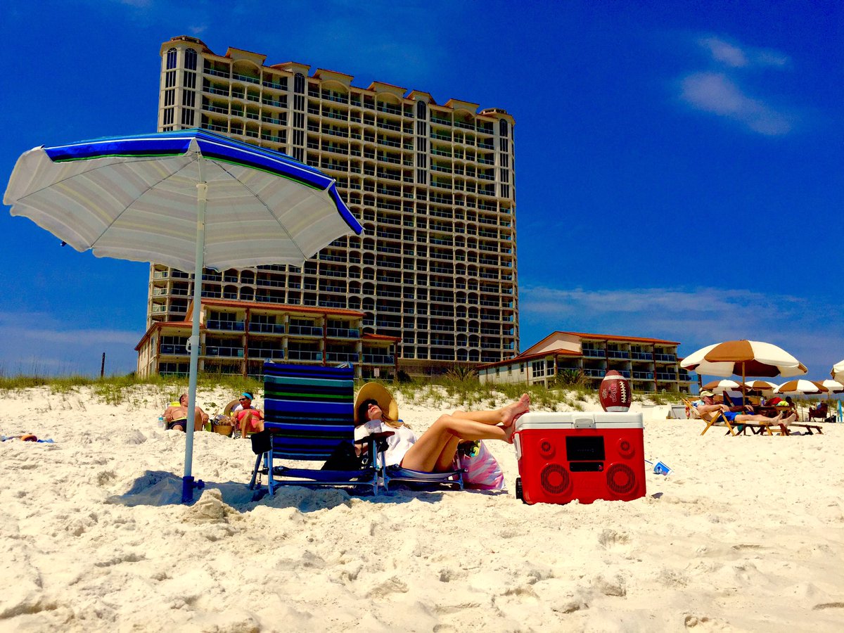 AllenStrum's tweet photo. Water is #crystalclear and gorgeous @ #PensacolaBeach in the #UpsideOfFlorida. Traffic is on #IslandTime though ☀️🐠🏖 https://t.co/50O9nFmKih