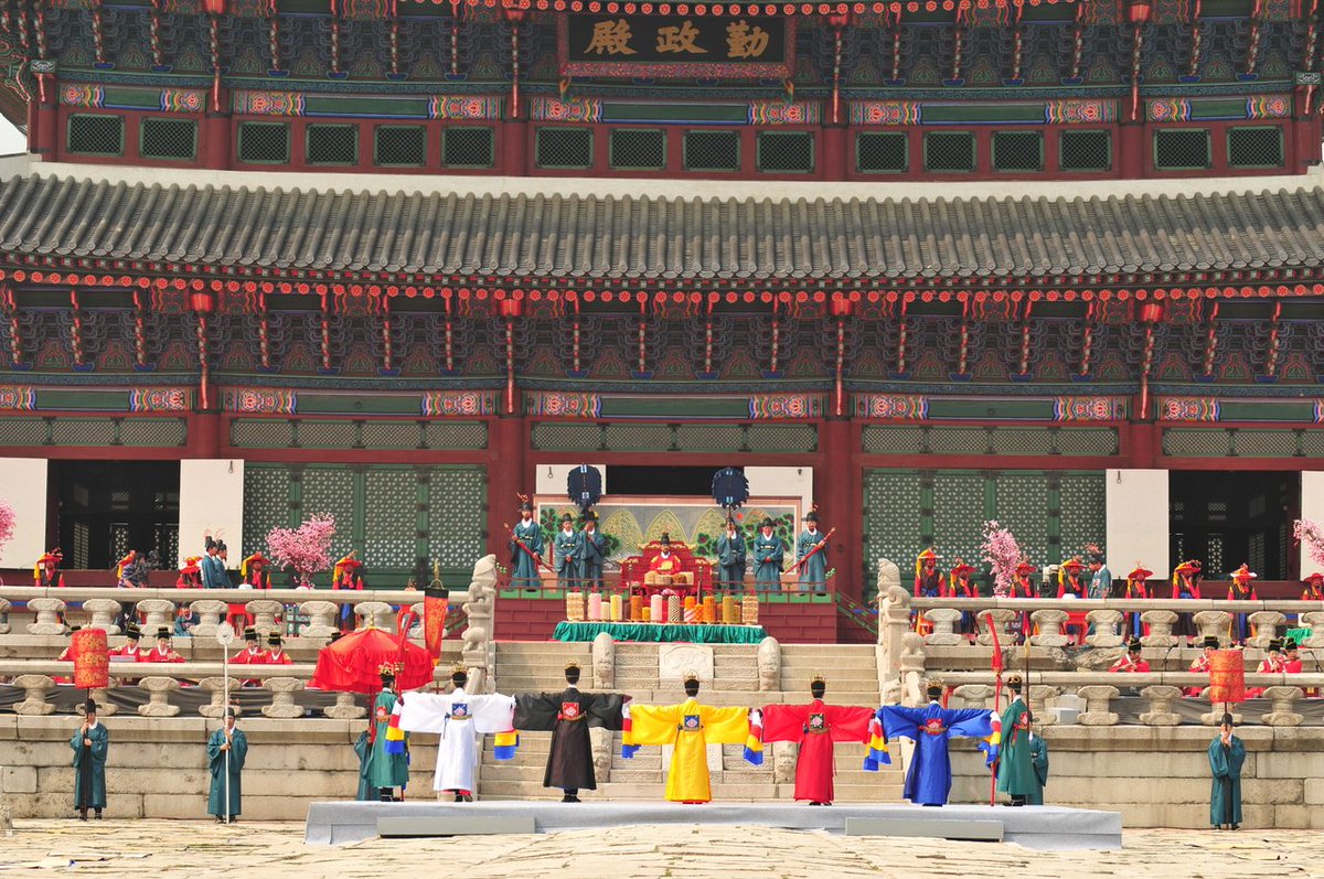 Rotary's tweet photo. Discover the five palaces of Seoul to visit while you're at the Rotary Convention. #Rotary16 https://t.co/yStaBTnafN https://t.co/131tXWurwH