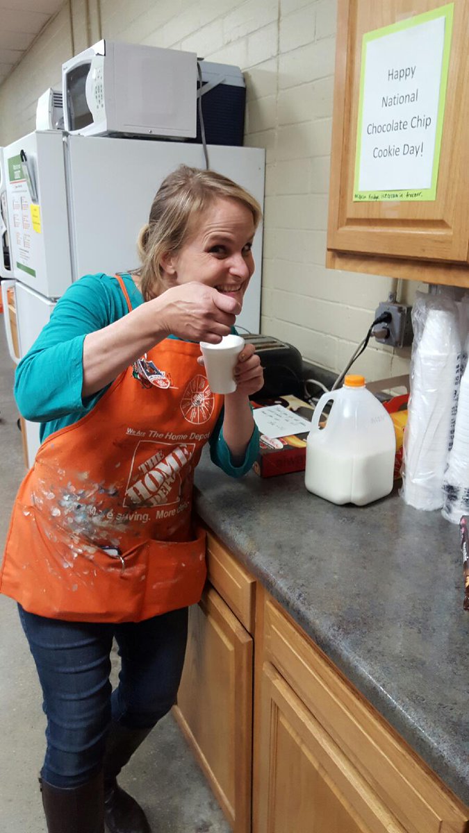 HDLapeer's tweet photo. What are cookies without milk? National Chocolate Chip Cookie Day #MWMay2016 2736! https://t.co/SFxPv8blDd