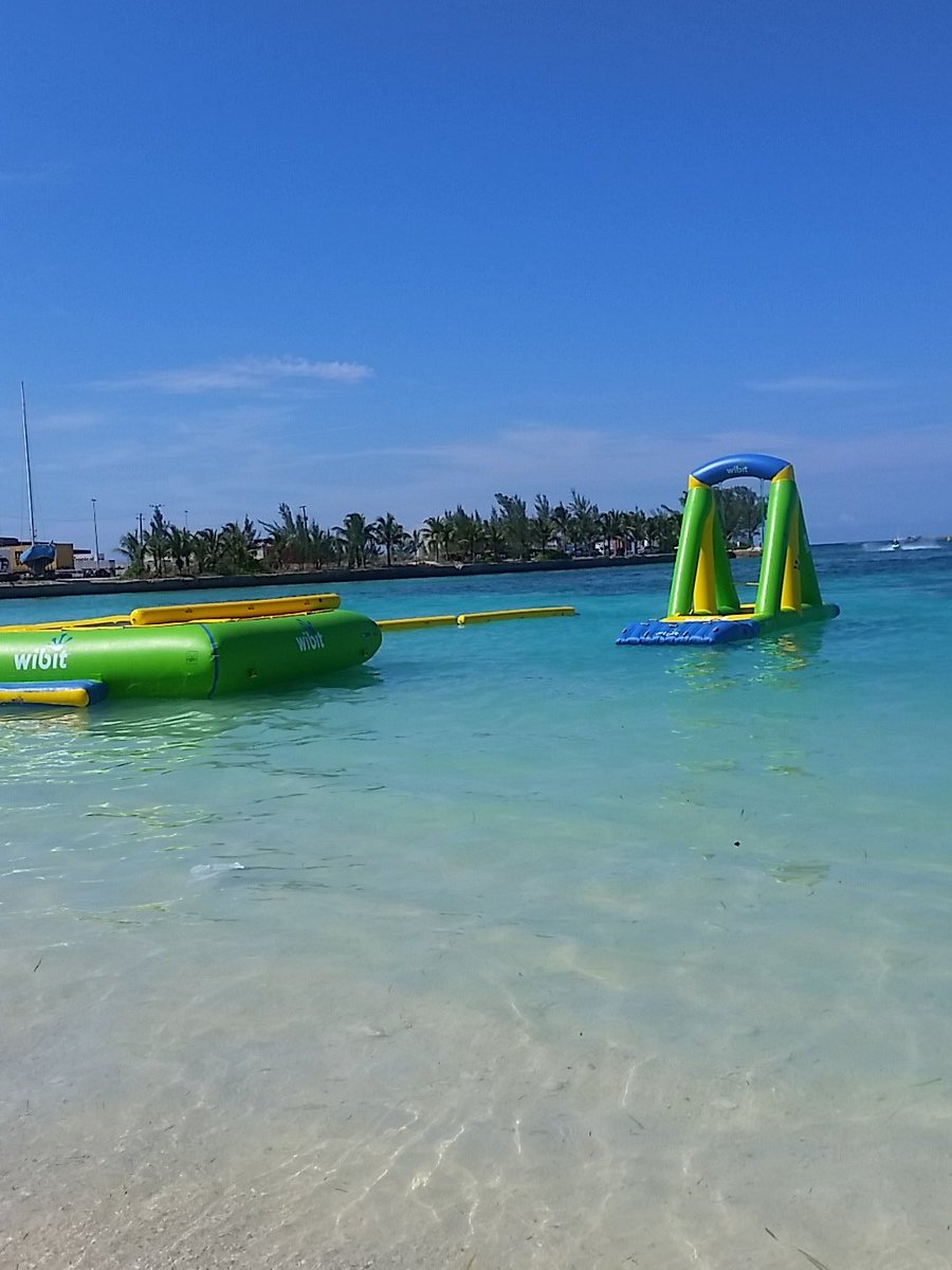 poofy2012's tweet photo. Perfect day to show some skin and bounce  along #SkinInParadise #PBAP https://t.co/otSKXIKktX