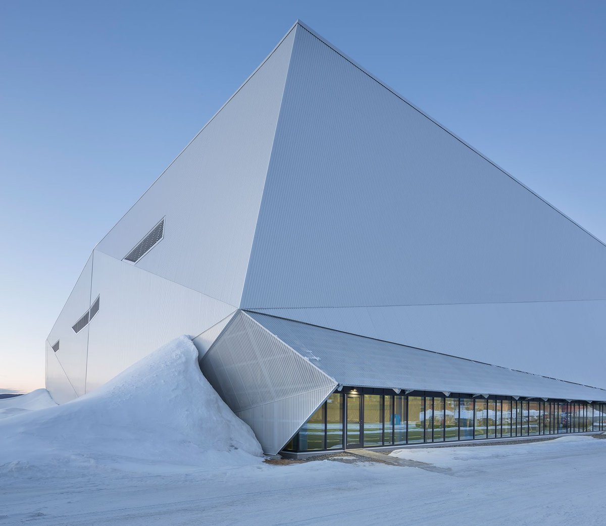 Le Centre Marc-Simoneau, à l'image des glaces et de la glaciation - <a href="/CCM2architectes/">CCM2 architectes</a> et #CLC architectureduquebec.com/blogue/centre-…