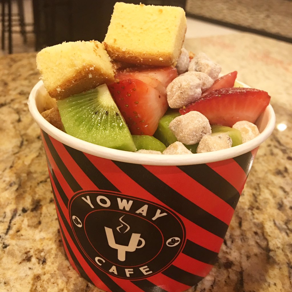 YowayCafe's tweet photo. Yummy cup of froyo 😋 fruits and goodies!  #frozenyogurt #sooogood #worcesterma #yoway #yummy https://t.co/1pSNZrD2VM