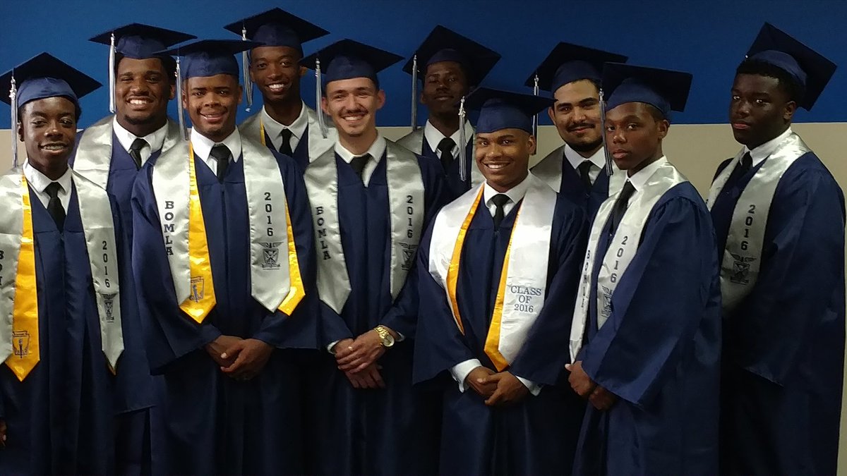 NakiaDouglas75's tweet photo. The moments before the moment! @ObamaMLA Seniors before Baccalaureate@ConcordDallas Thx @BOMLAFRIENDS@dallasschools https://t.co/YtVjKuousd