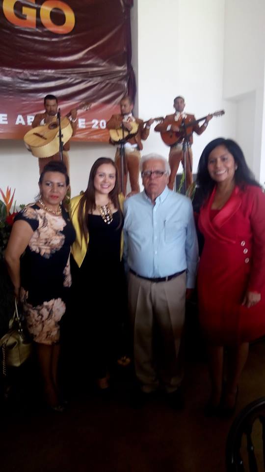 ErikaEpn's tweet photo. Un reconocimiento a su gran apoyo. 
Feliz día! #MiMaestroDe10Nayarit https://t.co/jOH1mba5pG