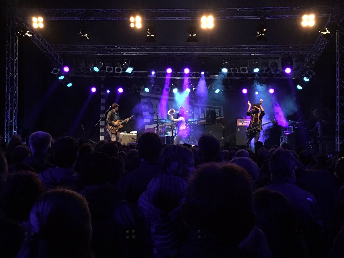 Dalvoorde's tweet photo. Black Crowes, maar dan met Christine Robinson op zang #RevelinDimes #RenB16 https://t.co/YhC5IVIaZ7