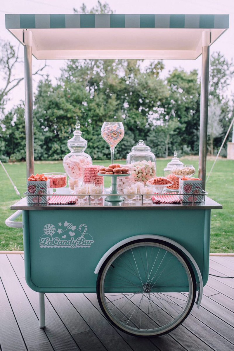 BodasdeCuento's tweet photo. Un carrito retro, chuches y una boda. ¡¡¡Que levante la mano quién quiera esto para su boda!!! 🙋🏻🍬🍭 #BDCEvayManu https://t.co/LDPIClTFd2