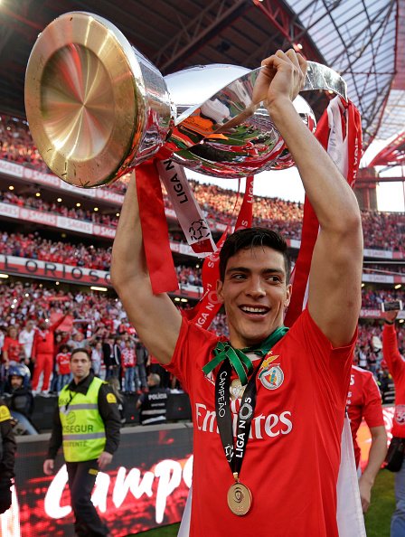 Benficastuff's tweet photo. .@Raul_Jimenez9 é o primeiro mexicano a vencer a Liga NOS! #tricampeõ35 https://t.co/BUvbSBRnbY