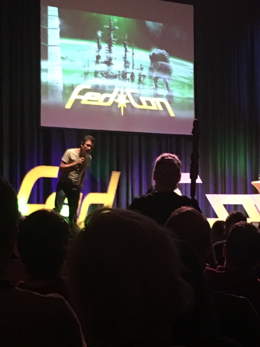 seriengeeks's tweet photo. Dominic Keating (Lt. Malcom Reed) bei seinem Panel heute auf der #FedCon25 #StarTrek https://t.co/wjbmljkrqb