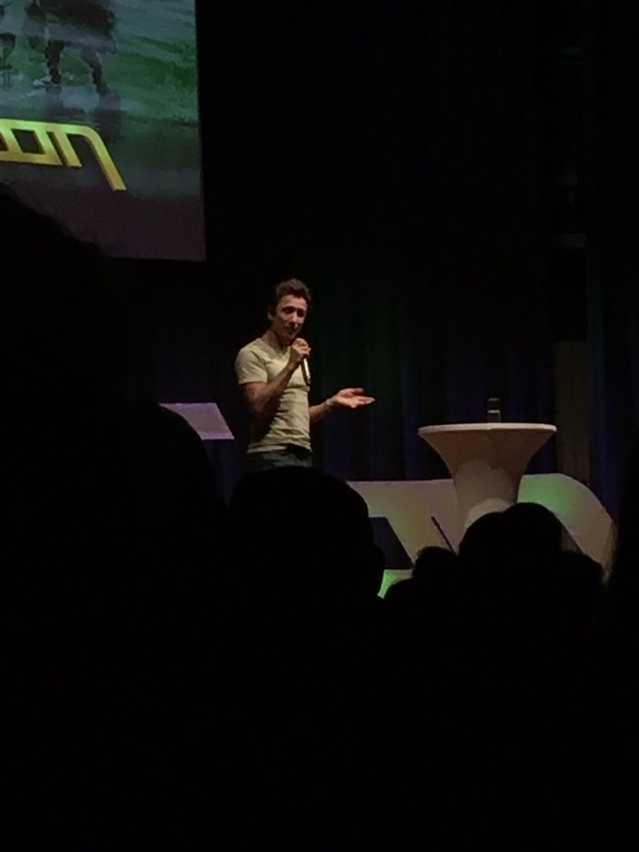 seriengeeks's tweet photo. Dominic Keating (Lt. Malcom Reed) bei seinem Panel heute auf der #FedCon25 #StarTrek https://t.co/wjbmljkrqb