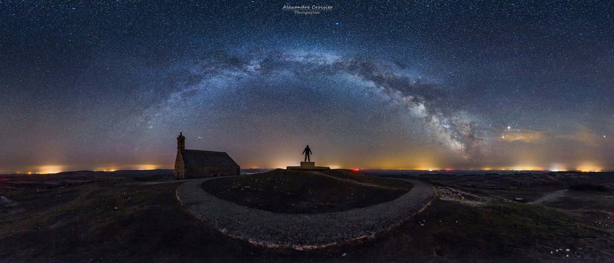 Rencontre du 3ème type au Mont Saint Michel de Braspart (Finistère, Bretgne).
Arche de la voie lactée d'été.