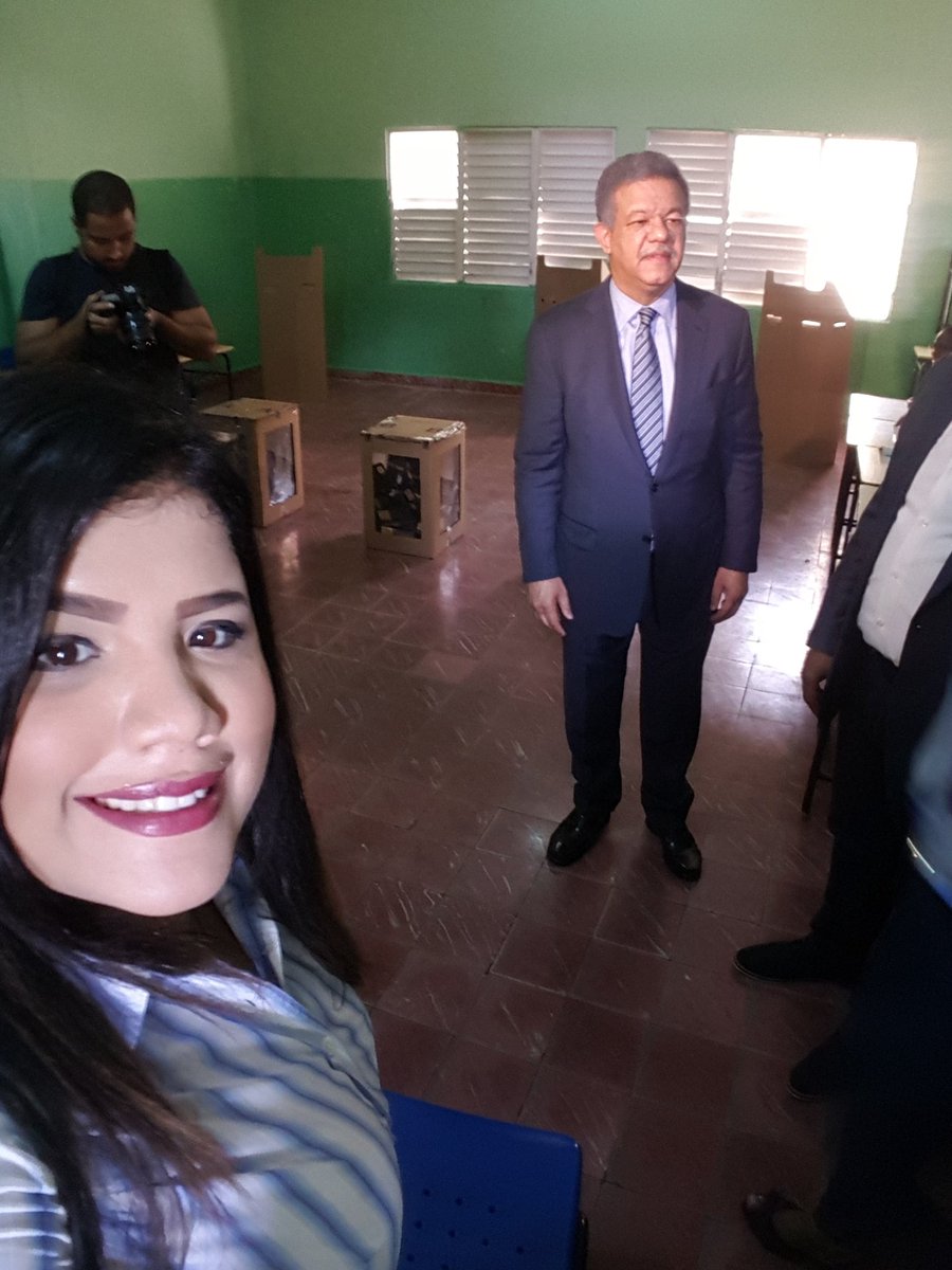 JesscoRD's tweet photo. Mi líder y guía, Dr. @LeonelFernandez en la escuela República Dominicana, ejerce su derecho al voto. @colectivoLF https://t.co/3t05wWNHFl