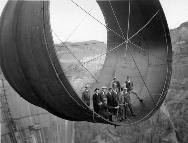 LookAtYourCity's tweet photo. Construction of Hoover Dam in 1930s https://t.co/P3MmCjXH7g