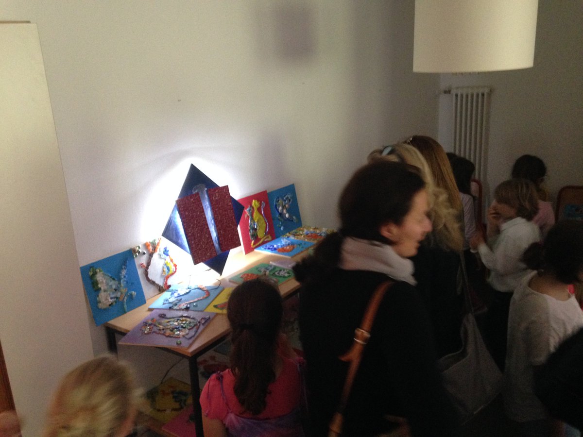 _MagicaBolla_'s tweet photo. #Mosaico con bambini di 8/9 anni alla Scuola Francese di #Milano - Fête des Arts https://t.co/baiDItTGfq