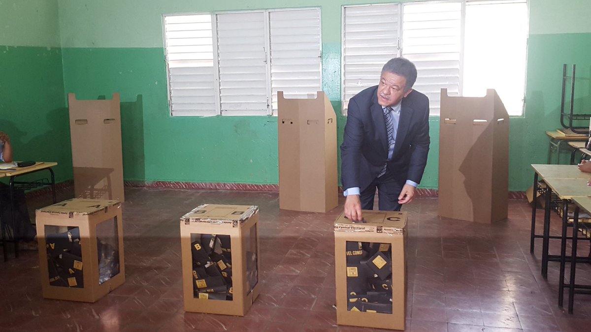 JesscoRD's tweet photo. Mi líder y guía, Dr. @LeonelFernandez en la escuela República Dominicana, ejerce su derecho al voto. @colectivoLF https://t.co/3t05wWNHFl