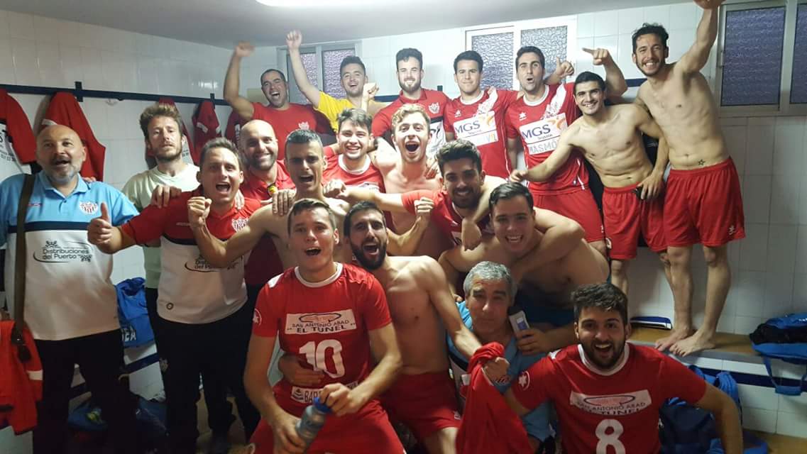 SoydeTrigueros's tweet photo. La plantilla del @triguerosbalomp celebró el empate que les lleva a la final del Play off por el ascenso. 📷 Vía: Fbk https://t.co/q4enngKnSr