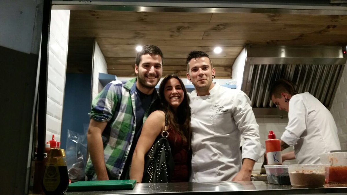 LaraCb88's tweet photo. Qué grande @carlosmchef3 hoy nos ha preparado la cena.La mejor hamburguesa que he comido y comeré! Con @mmartineztr https://t.co/hULZlYy20c