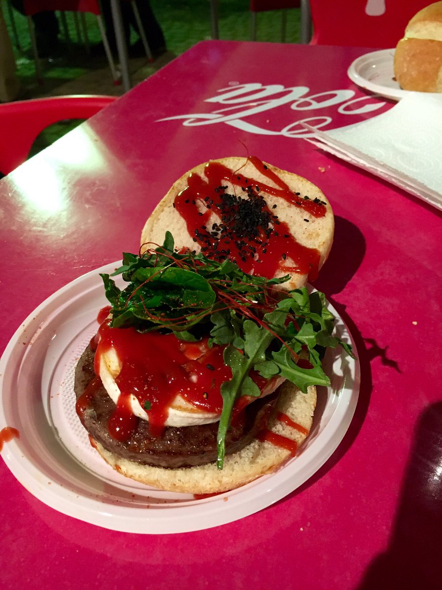 LaraCb88's tweet photo. Qué grande @carlosmchef3 hoy nos ha preparado la cena.La mejor hamburguesa que he comido y comeré! Con @mmartineztr https://t.co/hULZlYy20c