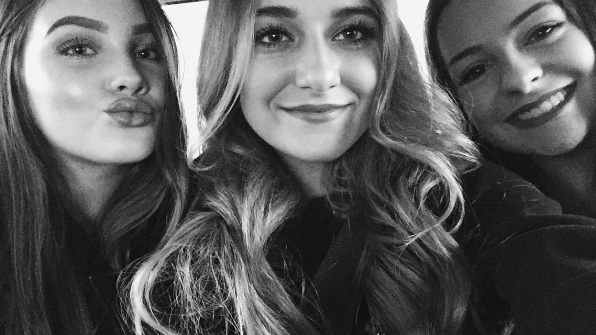 NinaByrne99's tweet photo. Happy Birthday Ju!!👸❤️❤️ olive ya so much and im so happy i have u in my life🍑✨🎉🎁🎈 #yellowisbae💛💛 @juliannatoth_ https://t.co/890N3Jq1ej